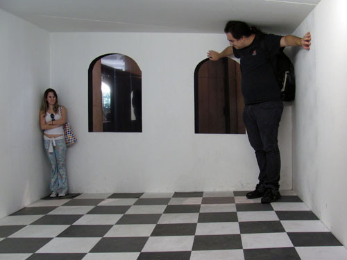 Foto Exposição Escher no Rio de Janeiro, ilusão de ótica, pequeno grande, Ila Fox e Ricbit