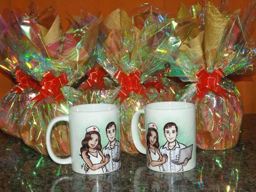 retrato personalizado, retrato casal, caneca, retrato enfermeira, segurando notebook, by ila fox