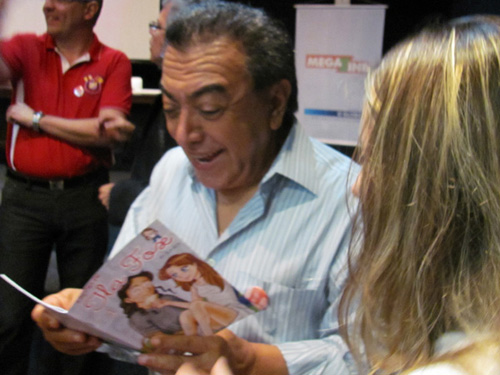 Maurício de Sousa com um gibi Ilaçõos de Ila Fox, Rio ComiCon 2010, foto