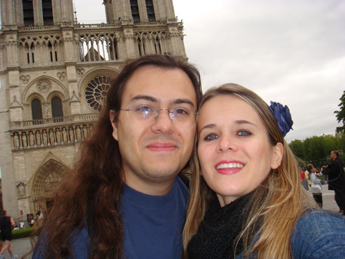 ila fox e ricbit foto na frente Catedral de Notre Dame em Paris 2009