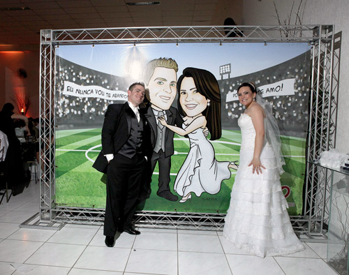 caricatura em banner, corpo inteiro, noivos, casal, estádio de futebol, casal corintiano, noivinhos sissi e leo, caricatura para casamento, by ila fox